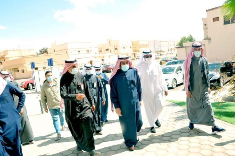 محافظ القريات يزور مركز لقاحات كورونا بالقريات ويتلقى الجرعة الأولى من اللقاح