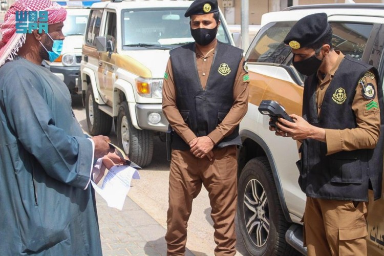 شرطة منطقة الجوف تتابع تطبيق الإجراءات الاحترازية