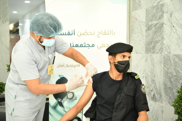 الخدمات الطبية تقدم لقاح فيروس “كورونا” لمنسوبي مركز العمليات الأمنية الموحدة (911) بمنطقة الرياض