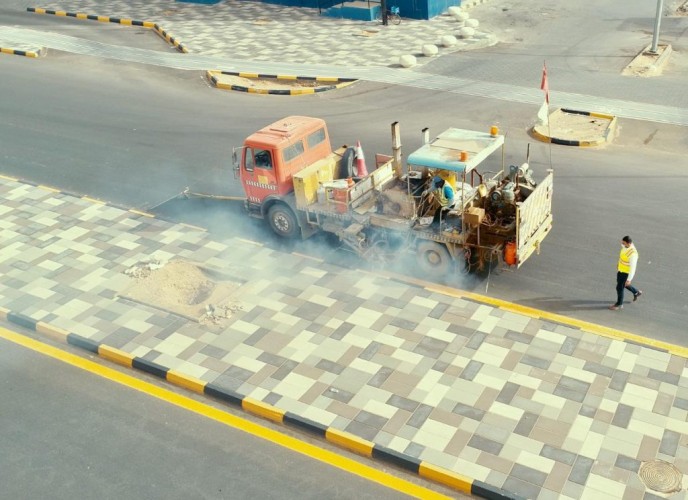 أمانة الجوف تكثف أعمال صيانة الطرق وإعادة طلاء الأرصفة والمسارات لتحسين المشهد الحضري