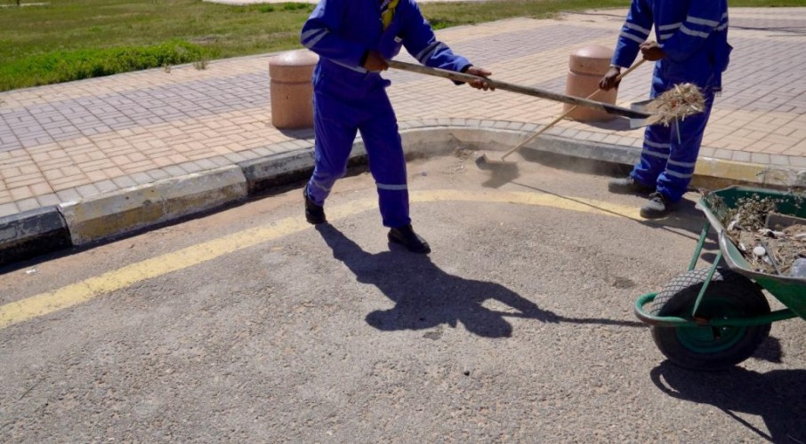 أمانة الجوف تكثف أعمال النظافة بالمتنزهات والحدائق وتطلق حملة للتوعية بالمحافظة على المرافق العامة