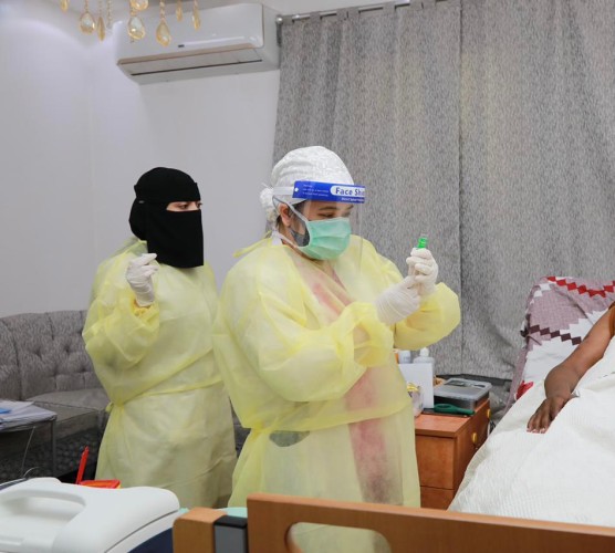 ‏ “الرعاية المنزلية”  في تجمع الرياض الصحي الأول تقدم لقاح كورونا للمستفيدين
