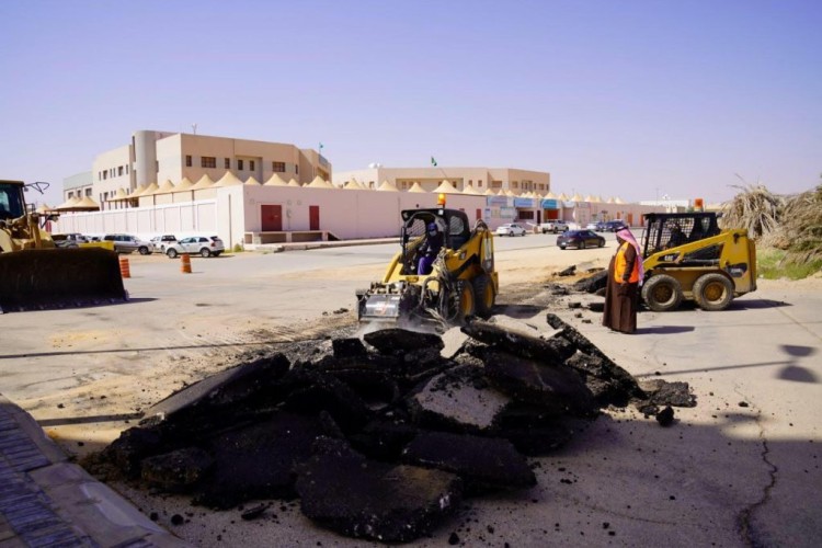 أمانة الجوف تواصل جهودها لمعالجة التشوه البصري وتزيل 32 مطب عشوائي بسكاكا