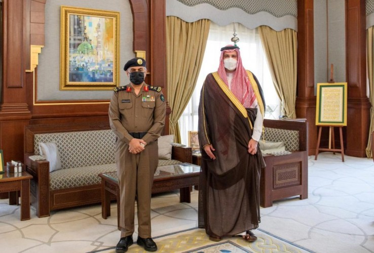 أمير المدينة المنورة يستقبل مدير الدفاع المدني بالمنطقة