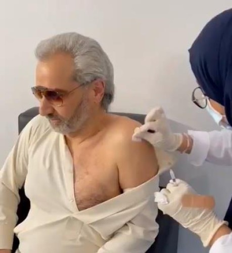 شاهد: لحظة حصول الأمير الوليد بن طلال على لقاح كورونا على يد ممرضة سعودية “يدك كويسة إنتي .. “أول مرة واحدة سعودية تعطيني إبرة”