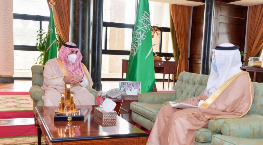 أمير تبوك يستقبل مدير الشؤون الصحية بالمنطقة