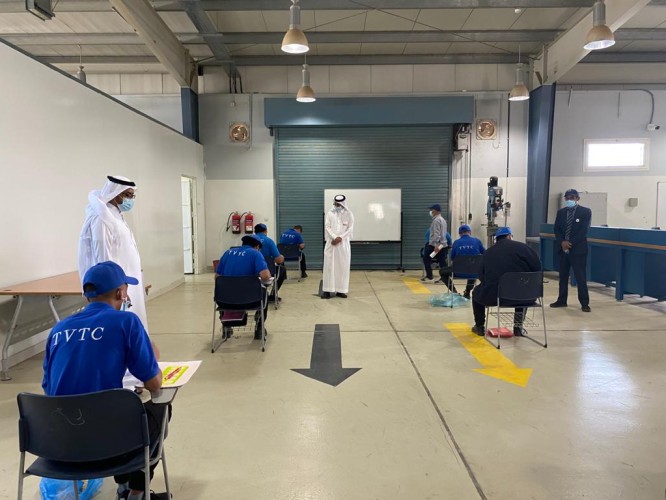 تقني عسير ينفذ الاختبارات العملية