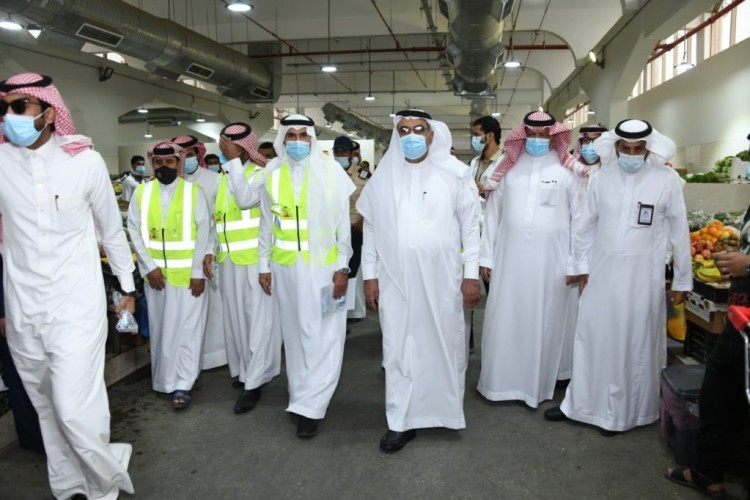 أمين الشرقية ورئيس المجلس البلدي لأمانة الشرقية يتفقدان سوق الخضار والفواكه المركزي بالدمام