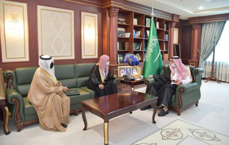 سمو أمير منطقة جازان يتسلم التقرير السنوي لفرع الرئاسة العامة للبحوث العلمية والإفتاء بالمنطقة..