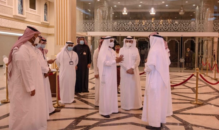 نائب وزير الحج والعمرة يتفقد سير عمل توقيع وتوثيق عقود التأسيس الخاصة بشركات أرباب الطوائف