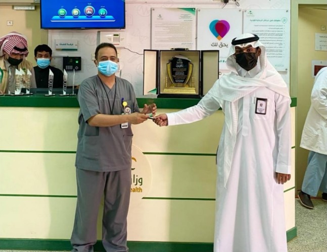 ” مدخلي ” يكرم منسوبي مركز الدريعية بمناسبة حصولهم على جائزة التميز