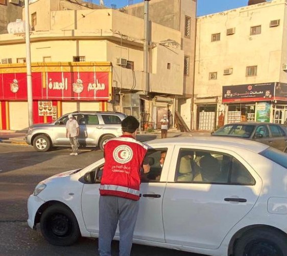 متطوعو هلال القريات يوزعون وجبات الإفطار ببعض المواقع العامة