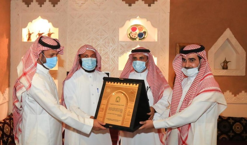 المدير العام لفرع وزارة الشؤون الإسلامية بالقصيم يكرم مديري الإدارات الداخلية