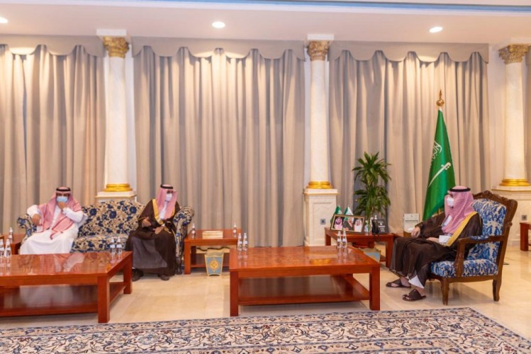 سمو أمير منطقة الجوف يستقبل مدير التعليم وعدد من مساعديه