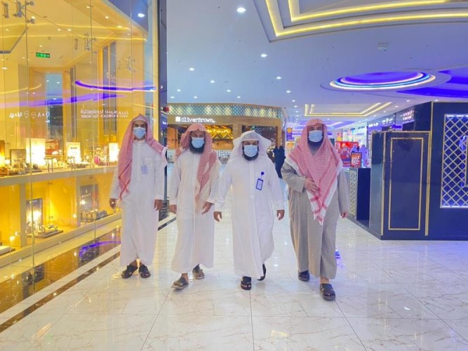 مدير عام هيئة الحدود الشمالية يقوم بجولة ميدانية على المجمعات التجارية والأسواق والمتنزهات