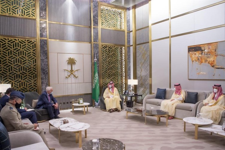 لوحة لفنانة تشكيلية سعودية تزين مكتب ولي العهد.. وصاحبتها تعلق