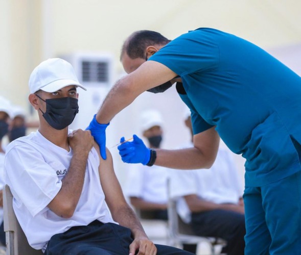 فرق طبية من الخدمات الطبية تنفذ جولة ميدانية لتقديم لقاح كورونا لمنسوبي وطلاب قوة الطوارئ الخاصة بمنطقة جازان