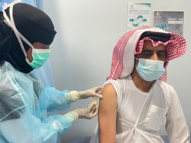 منسوبو ومنسوبات تعليم النماص يتلقون لقاح كوفيد19