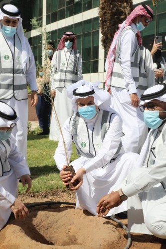 وزارة “البيئة” ومركز “الغطاء النباتي” يكملان زراعة مبادرة “لنجعلها خضراء” (10 ملايين) شجرة خلال ستة أشهر