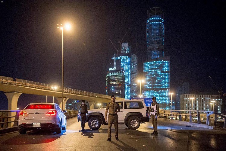 “القرار بيدك” .. فيديو من الأمن العام يعيد للأذهان مشاهد منع التجول .. ورسالة تحذيرية: “حتى لا يتكرر المشهد”