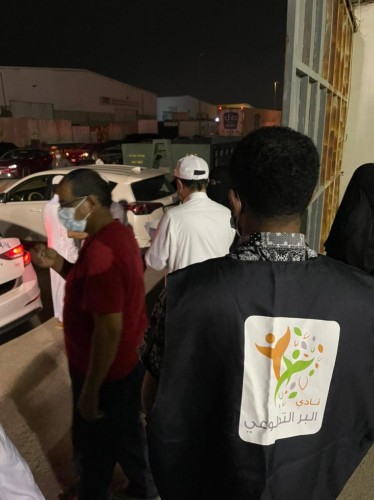 متطوعو “بر جدة” وجامعة الملك عبدالله للعلوم والتقنية يوزعون (1200) سلة غذائية ضمن مبادرة (المشاركة عطاء)