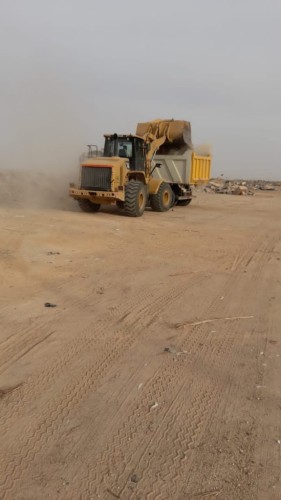 أمانة حفر الباطن تقوم بإزالة مخلفات البناء الواقعة خلف منتزه الملك عبدالله “ممشى الشمال”