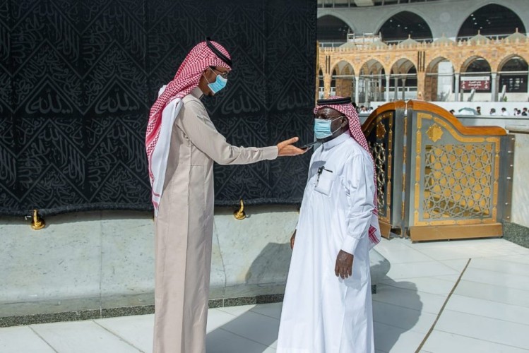 منسوبي مجمع الملك عبدالعزيز لكسوة الكعبة المشرفة يشاركون في الأعمال الموسمية لصيانة ثوب الكعبة المشرفة