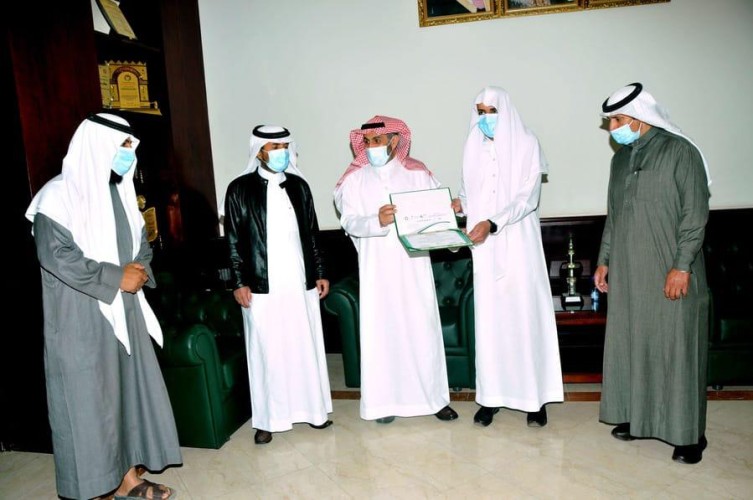 محافظ القريات يكرم حفظة كتاب الله