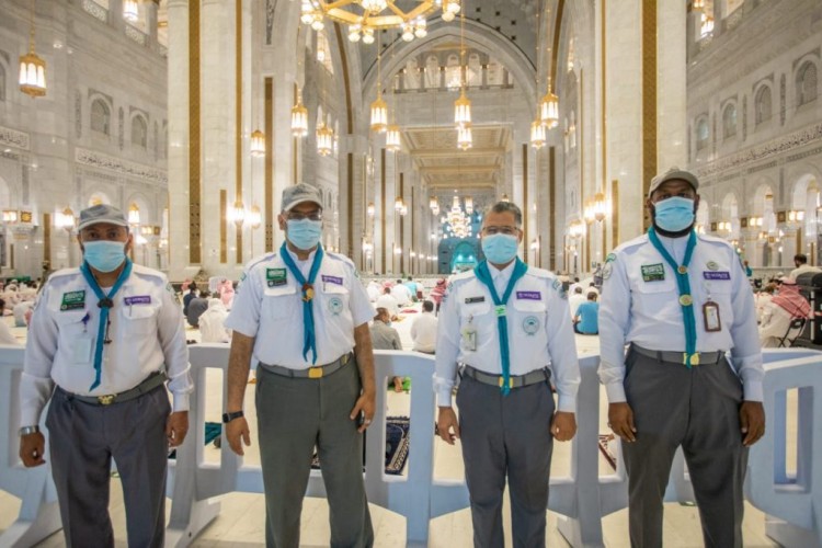 مُدير إدارة النشاط الطلابي في تعليم مكة المكرمة يتفقد عمل القادة الكشفيين بالمسجد الحرام 