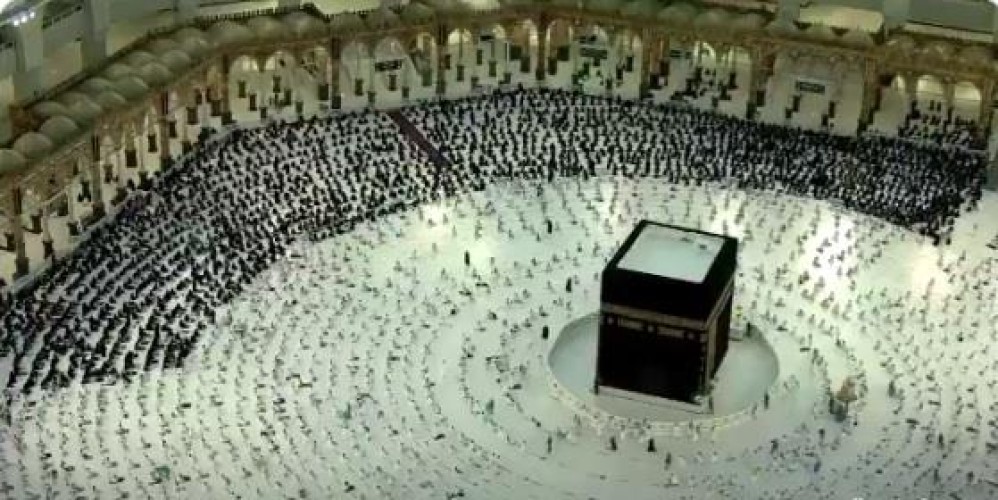 شاهد: امتلاء صحن الطواف في المسجد الحرام لأول مرة بالمصلين والزوار والمعتمرين