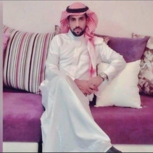 الأستاذ عيسى بن يحيى عقيبي يتلقى شهادة شكر و تقدير من قائد متوسطة وثانوية الفطيحة