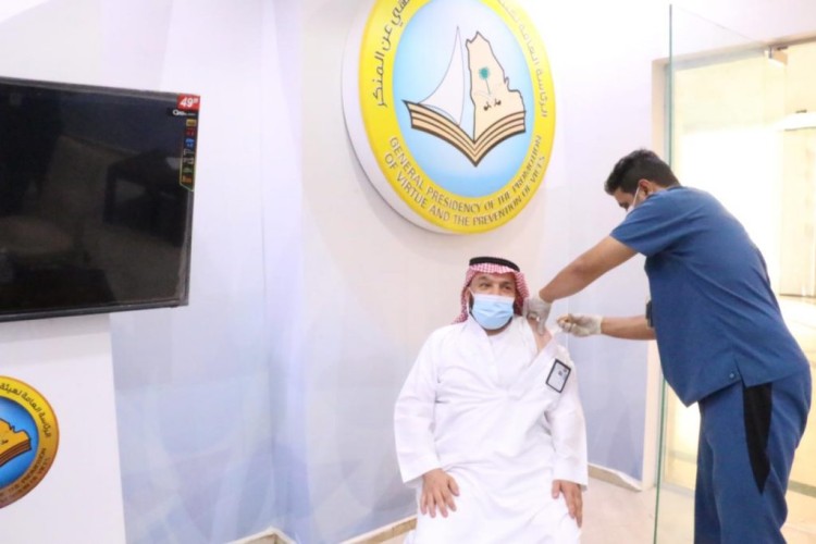 منسوبو فرع الرئاسة العامة لهيئة الأمر بالمعروف بمكة يتلقون الجرعة الأولى من لقاح ” فيروس كورونا “