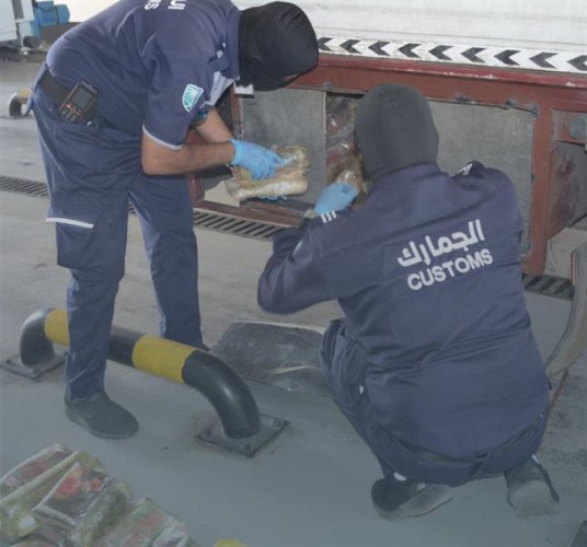 إحباط تهريب 306.5 كلم جرام من مادة الحشيش مخبأة داخل صندوق خلفي لشاحنة قادمة عبر منفذ الوديعة
