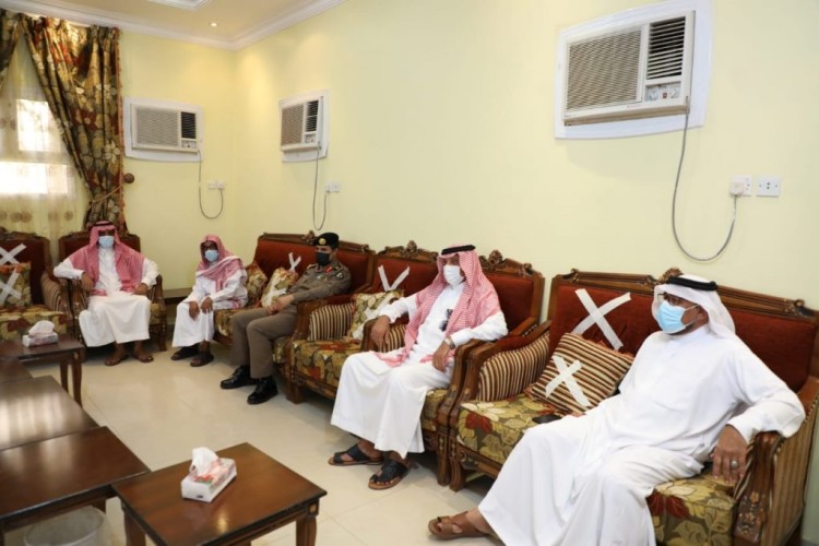 محافظ صامطة يقدم واجب العزاء في وفاة شيخ شمل قبائل بني شبيل سابقا…