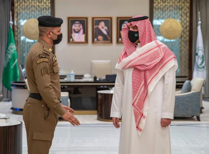 بالصور: وزير الداخلية يستقبل رجل الأمن الذي منع مقتحم منبر الحرم المكي أثناء خطبة الجمعة