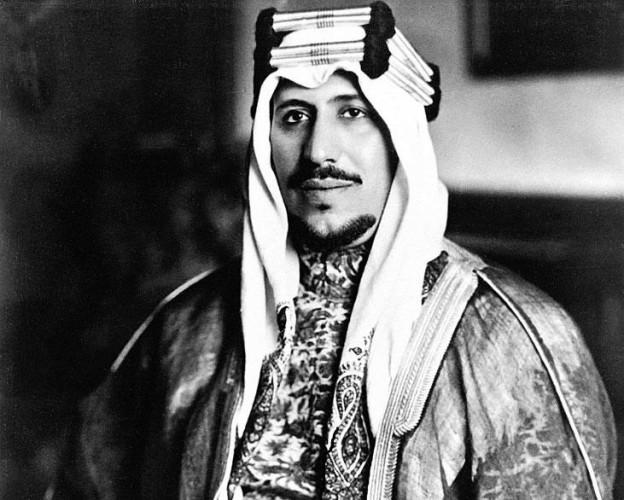 صورة نادرة للملك سعود خلال مهرجان حارات مكة المكرمة احتفالا بعودته من حرب اليمن