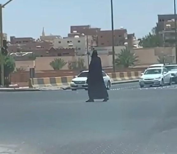شاهد: مواطنة تنظم المرور بعد تعطل الإشارة في عرعر .. وتكشف  سبب ما قامت به