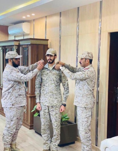 مدير إدارة مدينة الملك فيصل العسكرية يقلد ملازم أول المهندس فيصل بن محمد سعيد العسيري رتبته الجديدة