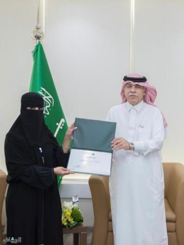 وزير التجارة يقف على أعمال فرع الوزارة بمنطقة القصيم ويكرم الموظفين المتميزين