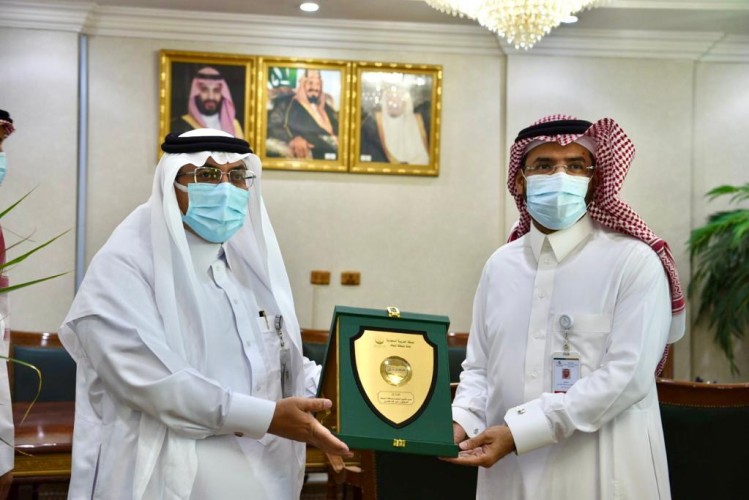 مدير عام صحة تبوك يلتقي أمين المنطقة