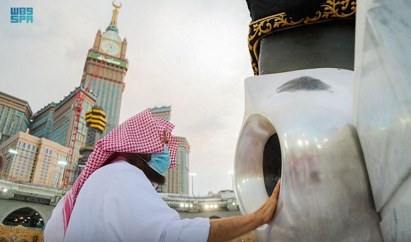 الرئيس العام لشؤون الحرمين يشارك في تطييب الكعبة المشرفة والحجر الأسود