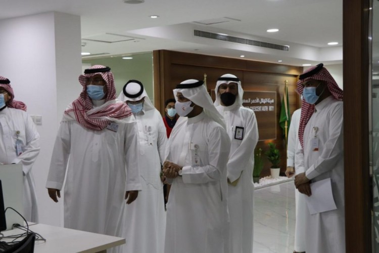 رئيس هيئة الهلال الأحمر يقوم بزيارة تفقدية لفرع الهيئة بمنطقة الرياض