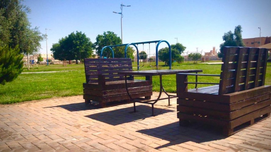 بلدية طبرجل تطلق مبادرة تدوير الأخشاب والمخلفات لمقاعد بالمنتزهات والحدائق