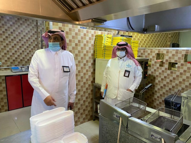 رئيس بلدية بقيق يشارك الفرق الرقابية في حملة لتفعيل مبادرة ” ممتثل “