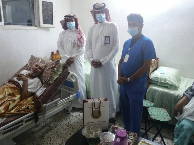 صحة جازان تعايد مرضى الرعاية الصحية  المنزلية بمنازلهم