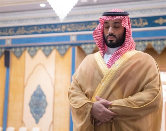 شاهد: ولي العهد يؤدي صلاة الميت في المسجد الحرام على والدة الأمير محمد بن عبدالرحمن بن عبدالعزيز
