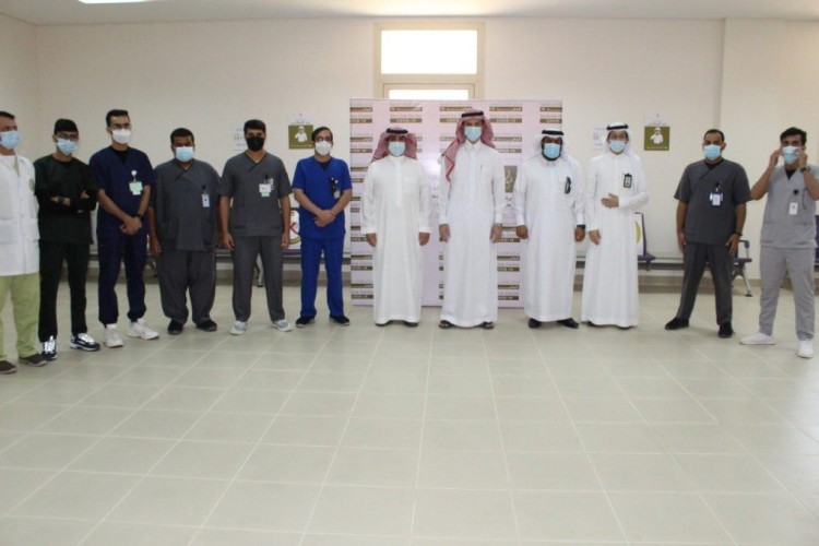 رئيس ⁧‫جامعة الجوف‬⁩ يزور مركز لقاح كورونا بالمدينة الجامعية ويدشن حملة ⁧‫جامعة محصنة‬⁩