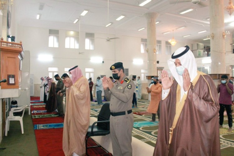 وسط إجراءات احتزازية.. محافظ صامطة يؤدي صلاة عيد الفطر المبارك بجامع العليا