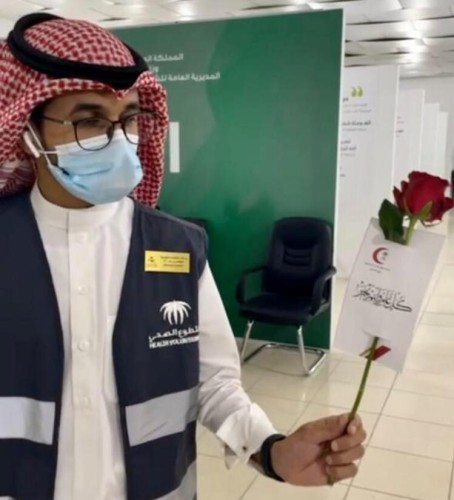 متطوعات هلال الجوف يعايدن منسوبي مركز اللقاحات بسكاكا