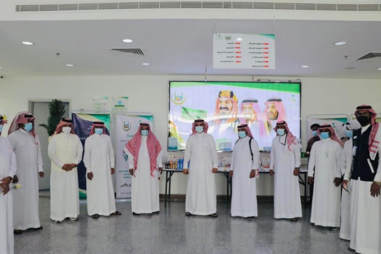 محافظ الحرث يعايد أبطال الصحة بمستشفى المحافظة